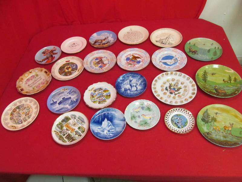 lot 206 image: Variety of vintage souvenir collector plates