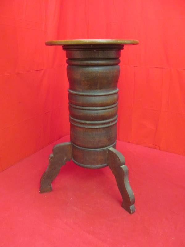 lot 213 image: Wood heavy duty plant stand (29x16)