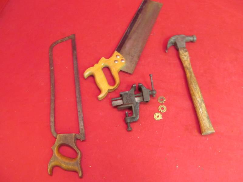 lot 229 image: 2 saws, hammer, vintage bench vise