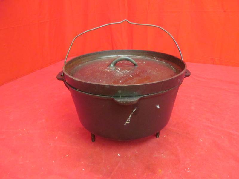 lot 241 image: Texsport cast iron kettle with lid