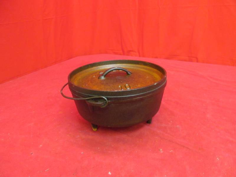 lot 242 image: Lodge No. 10 Cast iron kettle with lid