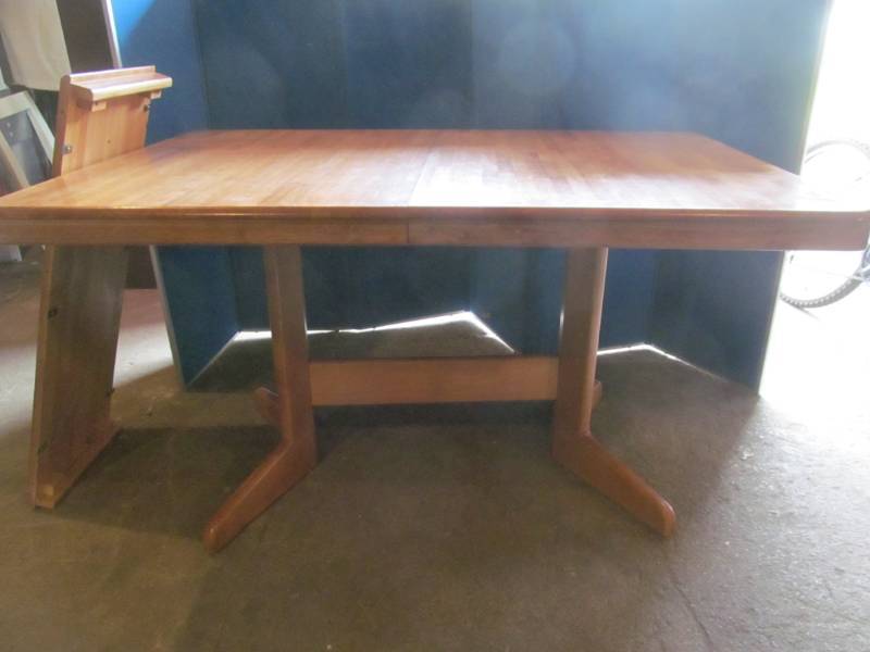 lot 250 image: Dining room table with one leaf (40x55, 1-15leaf)