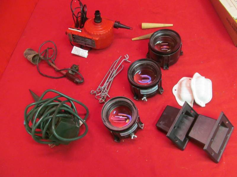 lot 251 image: 3 lenses (Delta 40), 2 sets of covers, ground plug in, branding iron, 12 volt quick pump