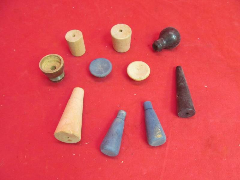 lot 256 image: Wooden handles & knobs (various sizes and styles)