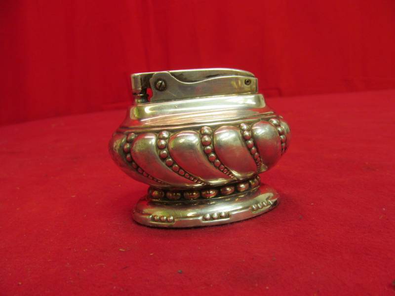 lot 262 image: Ronson lighter