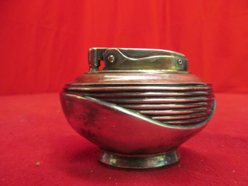 lot 264 image: Ronson lighter