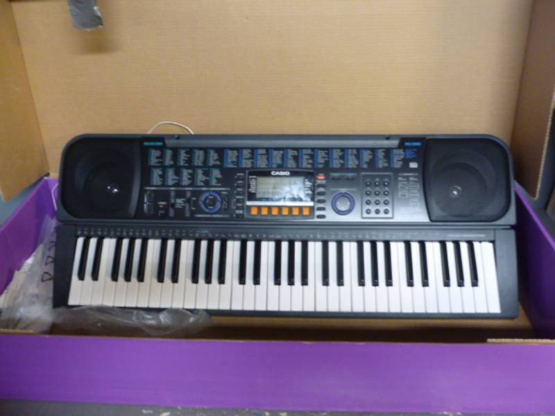 lot 4 image: Electronic Keyboard