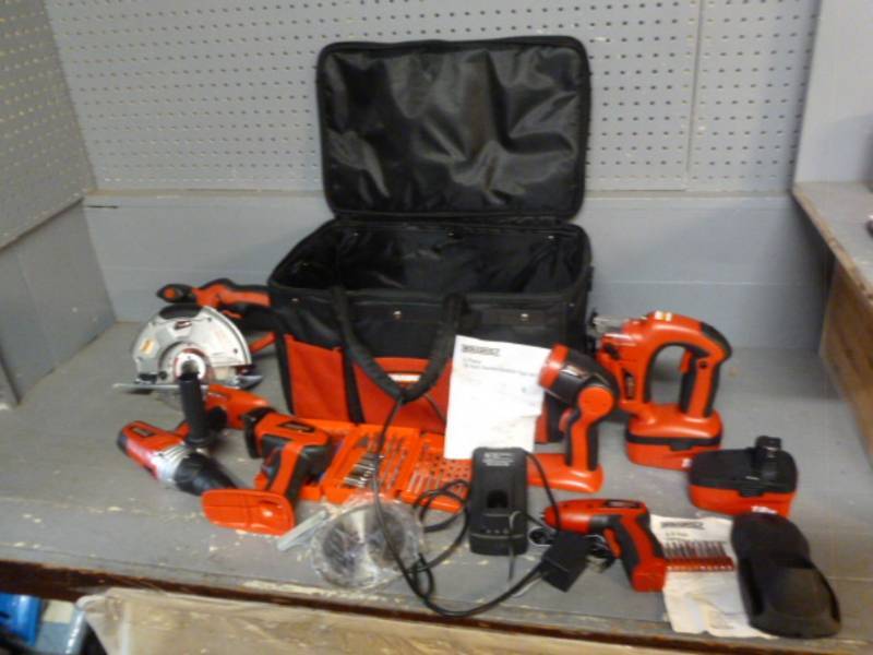 lot 6 image: 18v. Cordless Tool Set
