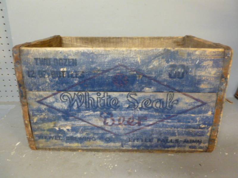 lot 16 image: Vintage Wooden Box
