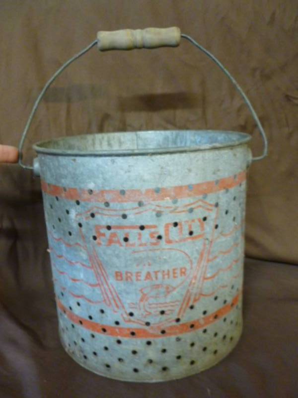 lot 18 image: Vintage Minnow Bucket