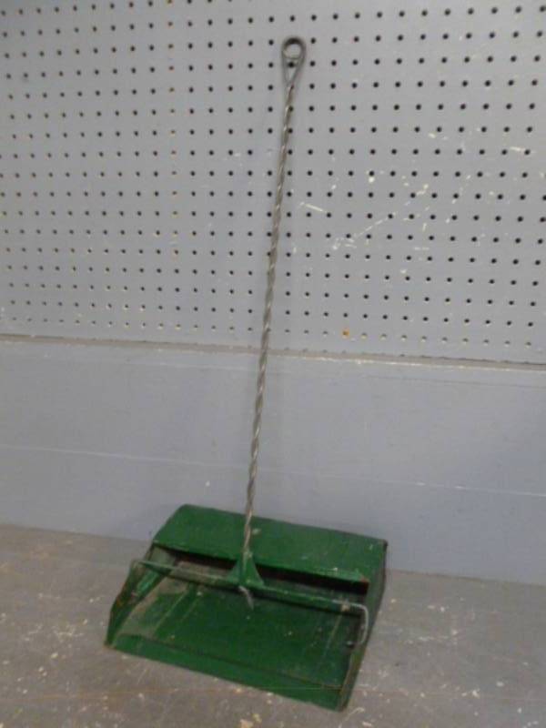 lot 29 image: Antique Dustpan