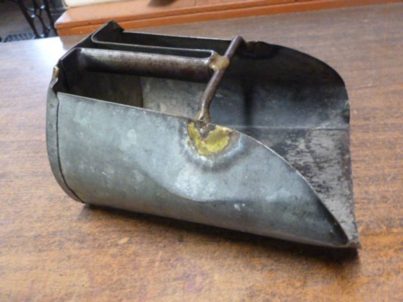 lot 78 image: Vintage Galvanized Steel Grain Scoop