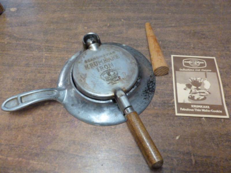 lot 113 image: Vintage Krumkake Iron