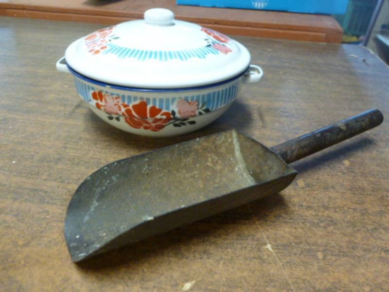 lot 114 image: Vintage Flour Scoop