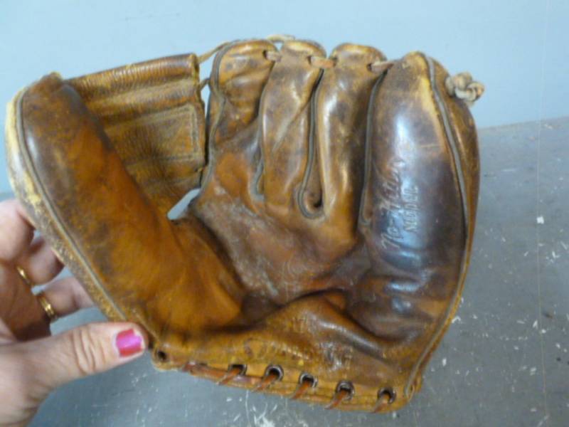 lot 118 image: Vintage Baseball Glove