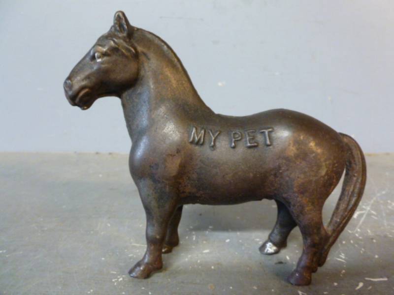 lot 214 image: Cast Iron Bank Horse