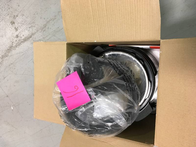 lot 16 image: MAGIC CHEF 6 Qt. All-in-One Multi-Cooker in good conditions
