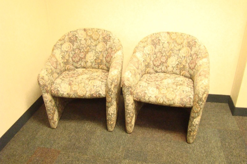 lot 5 image: 2 Flower Pattern Barrel Chairs