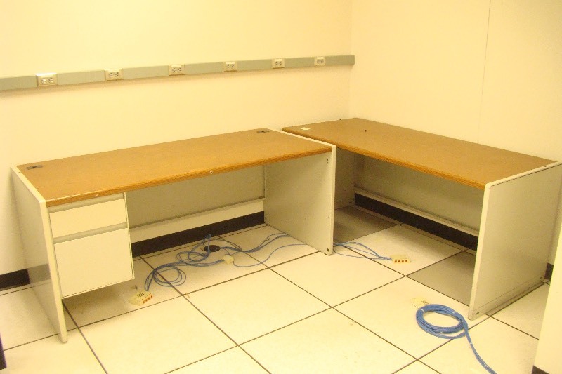 lot 23 image: Steelcase Desk