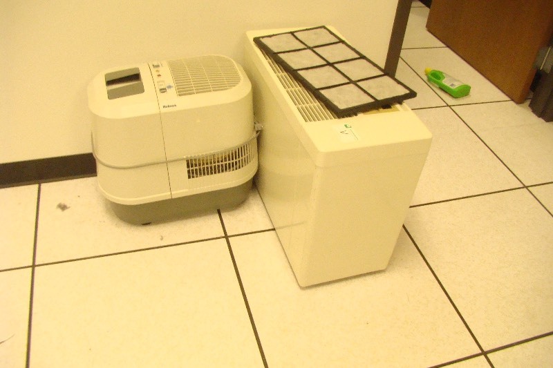 lot 46 image: 2 Working Humidifiers 