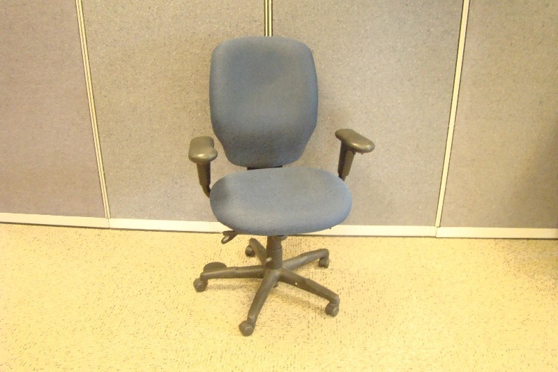 lot 73 image: Oversized Multi Adjustable Office Chair on Casters