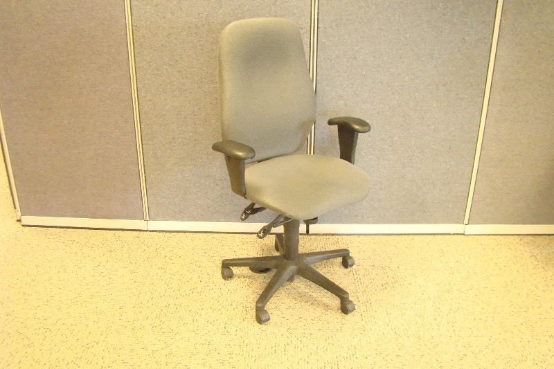 lot 75 image: Oversized Multi Adjustable Office Chair on Casters