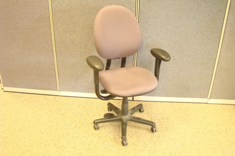 lot 76 image: Oversized Multi Adjustable Office Chair on Casters