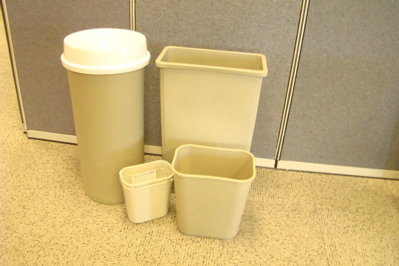 lot 81 image: Lot of 5 Various Sized Rubbermaid&nbspWaste Baskets