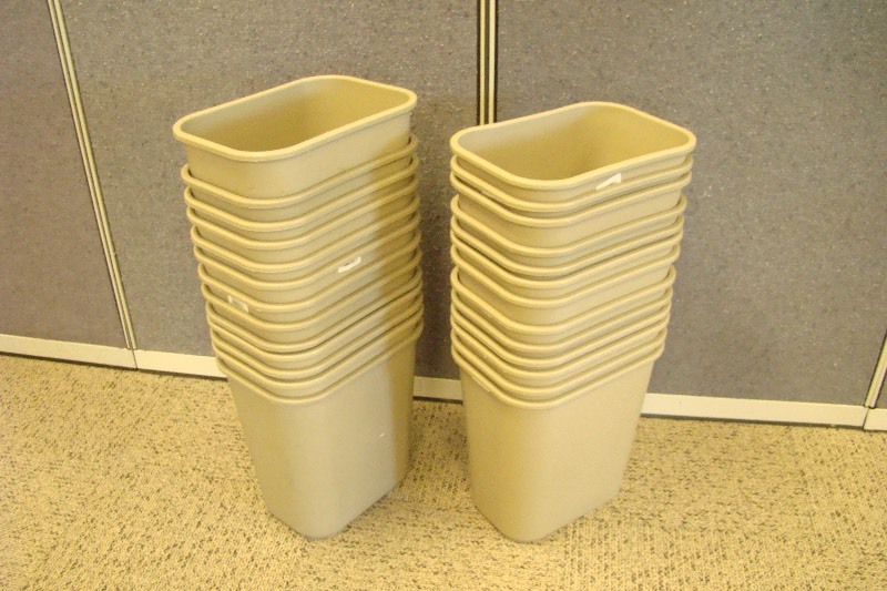 lot 82 image: Lot of 26 Rubbermaid 7 Gallon&nbspWaste Baskets