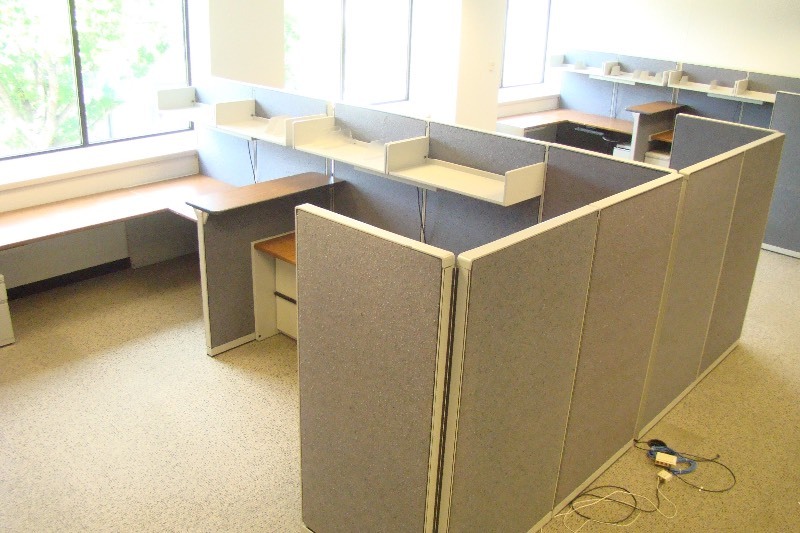 lot 94 image: 4 Steelcase Cubicles