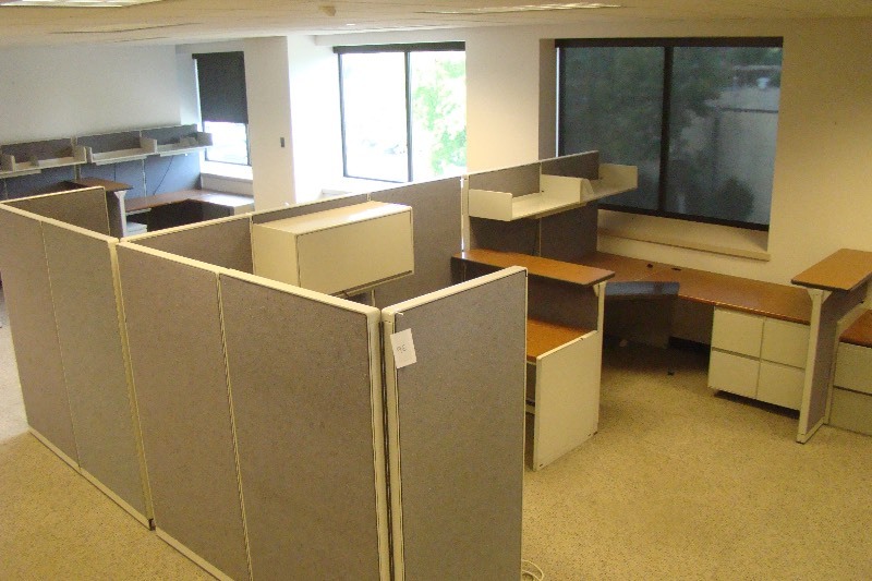 lot 96 image: 5 Steelcase Cubicles