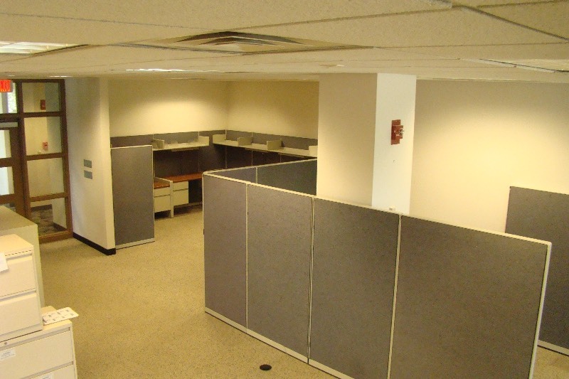 lot 98 image: 4 Steelcase Cubicles