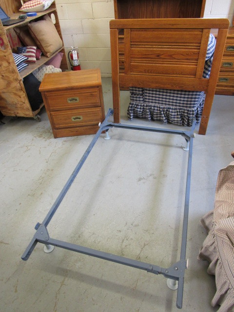 OAK HARDWOOD BED W MATCHING NIGHTSTAND
