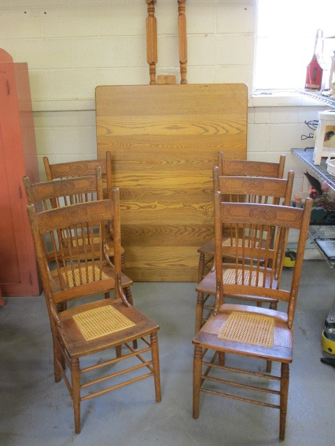 SOLID OAK TABLE W 6 MATCHING CHAIRS