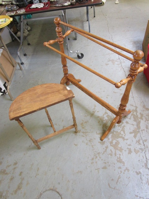 OAK QUILT RACK AND END TABLE