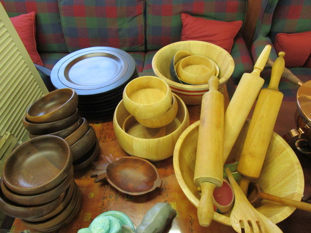 WOOD KITCHEN ACCESSORIES AND SERVING ITEMS