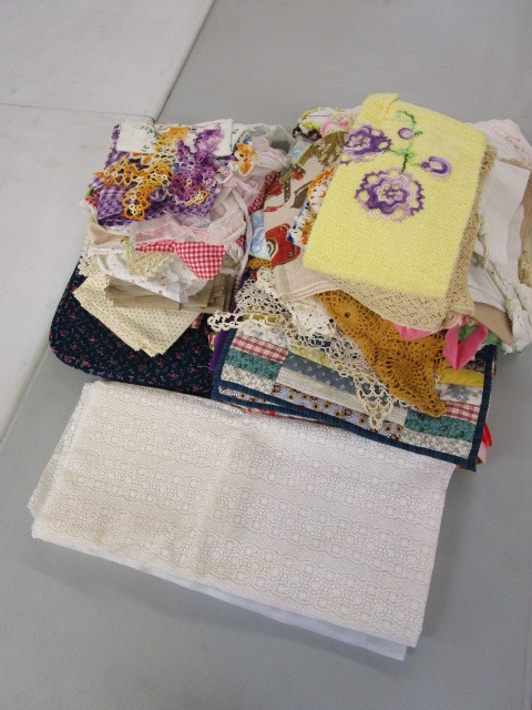 LARGE LOT OF ASSORTED LINENS