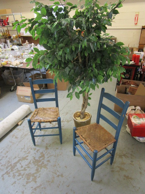 2 WOODEN CHAIRS  POTTED ARTIFICIAL TREE