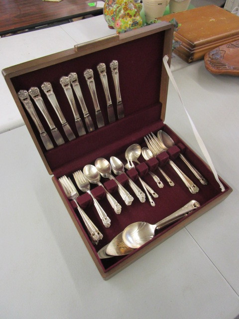 1847 ROGERS BROS SILVER-PLATE FLATWARE SET