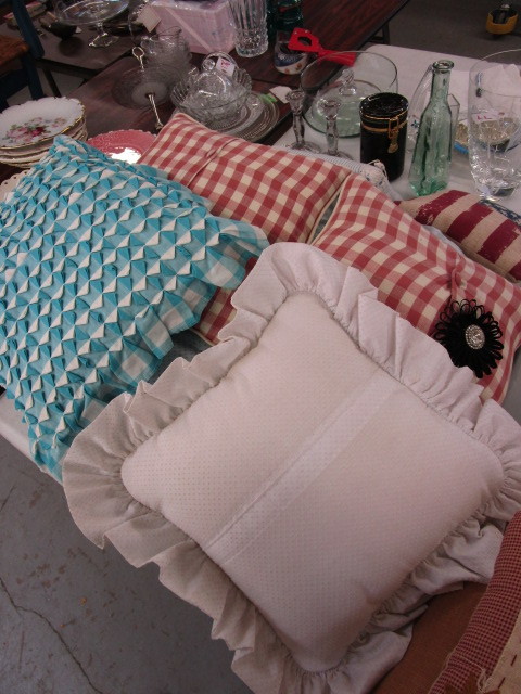BLANKETS, PILLOWS, LINENS