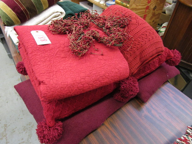 BLANKETS, PILLOWS, LINENS, HOLIDAY STAR WREATH