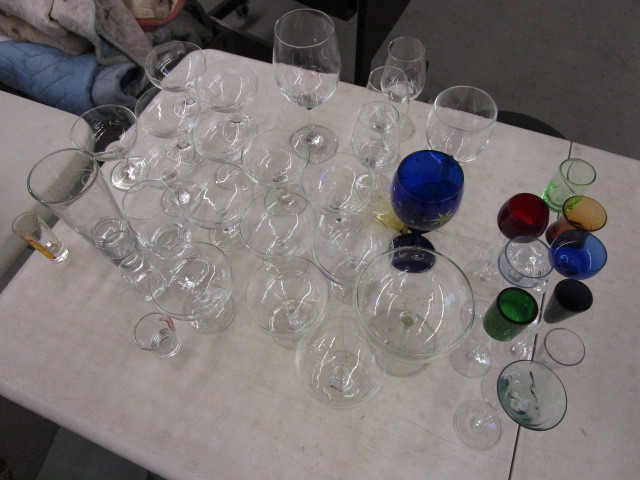ASSORTED GLASS BARWARE AND STEMWARE