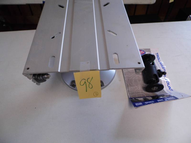 lot 98 image: Attwood Seat Mount - Trollmaster Mount