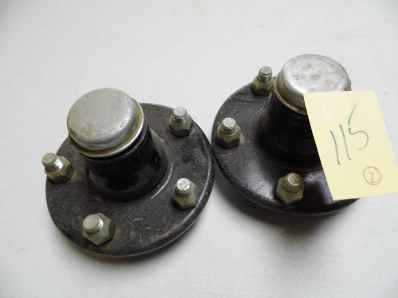 lot 115 image: Lot of 2 Trailer Hubs
