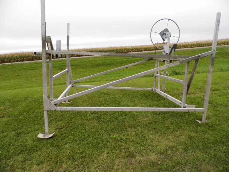 lot 214 image: Hewit Lift Panel Lift
