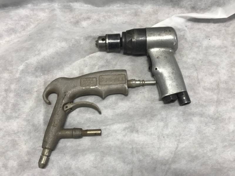 lot 16 image: Lot of 2 Air Tools