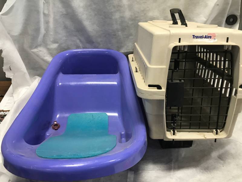 lot 19 image: Baby Bath & Pet Carrier