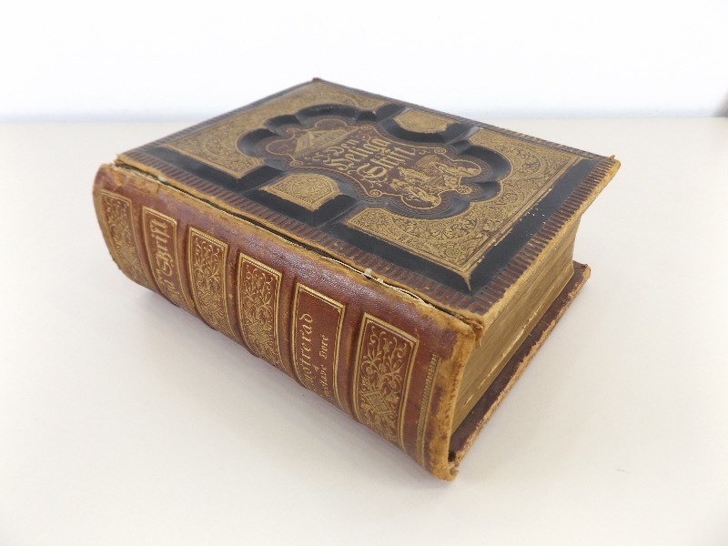 lot 3 image: Antique 1890 Gustave Dor (Dore) Illustrated Norwegian Bible