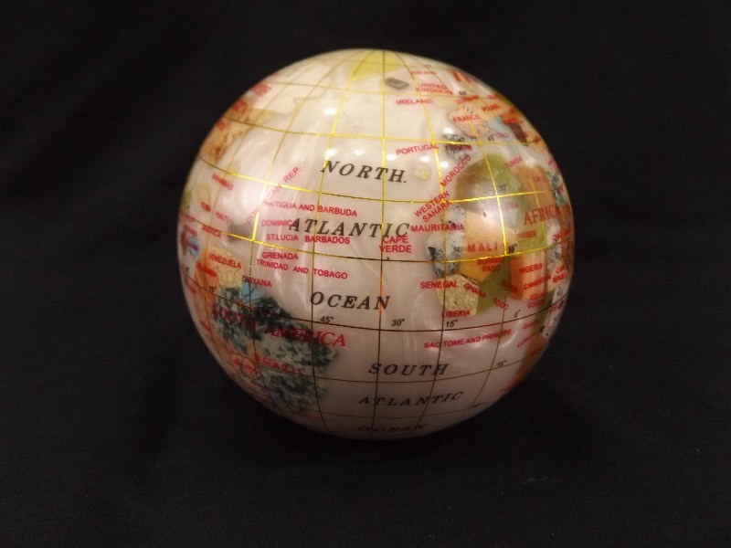 lot 8 image: Large 4.5 Globe Gemstone Paperweight