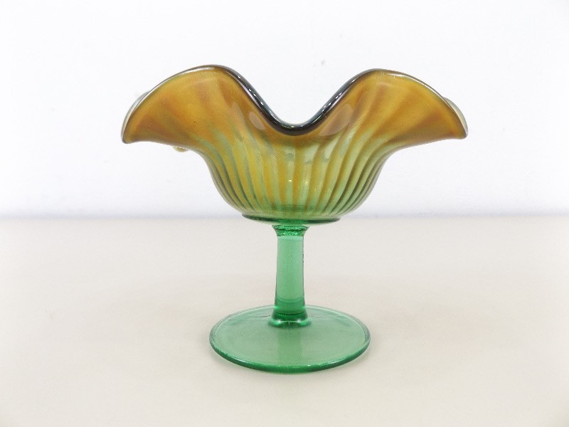 lot 72 image: Vintage Green Carnival Glass Pedestal Bowl